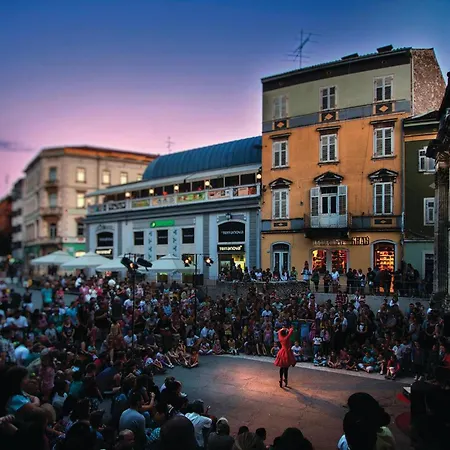 Casa vacanze Cozy In With Kitchen Pola