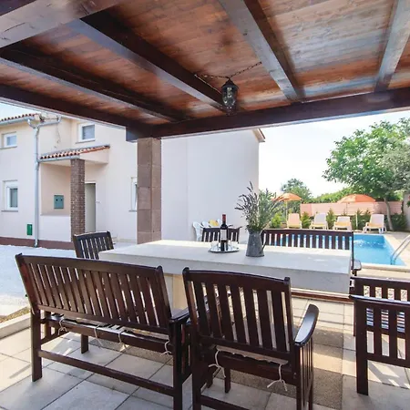 Casa vacanze Cozy In With Kitchen